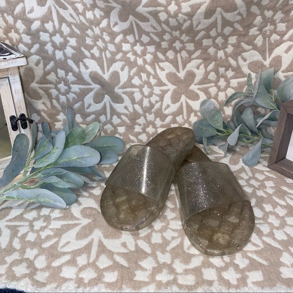 Simple plastic sandals - Picture 1 of 3